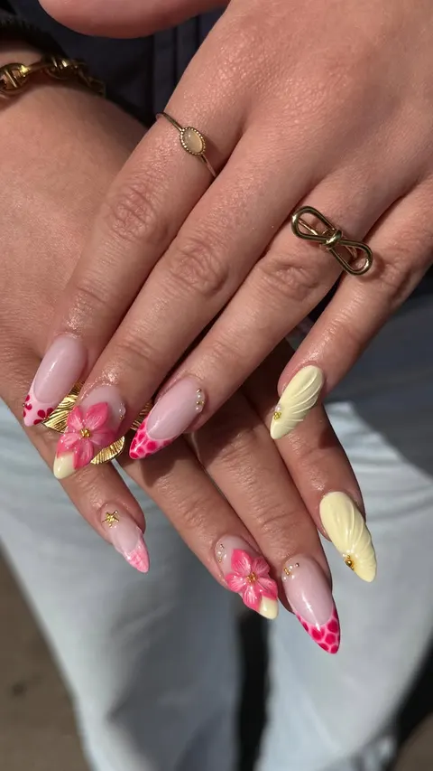 3D-Blüten auf French-Nägeln in Rosa und Gelb